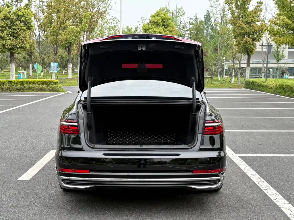 Audi A8 фото 11