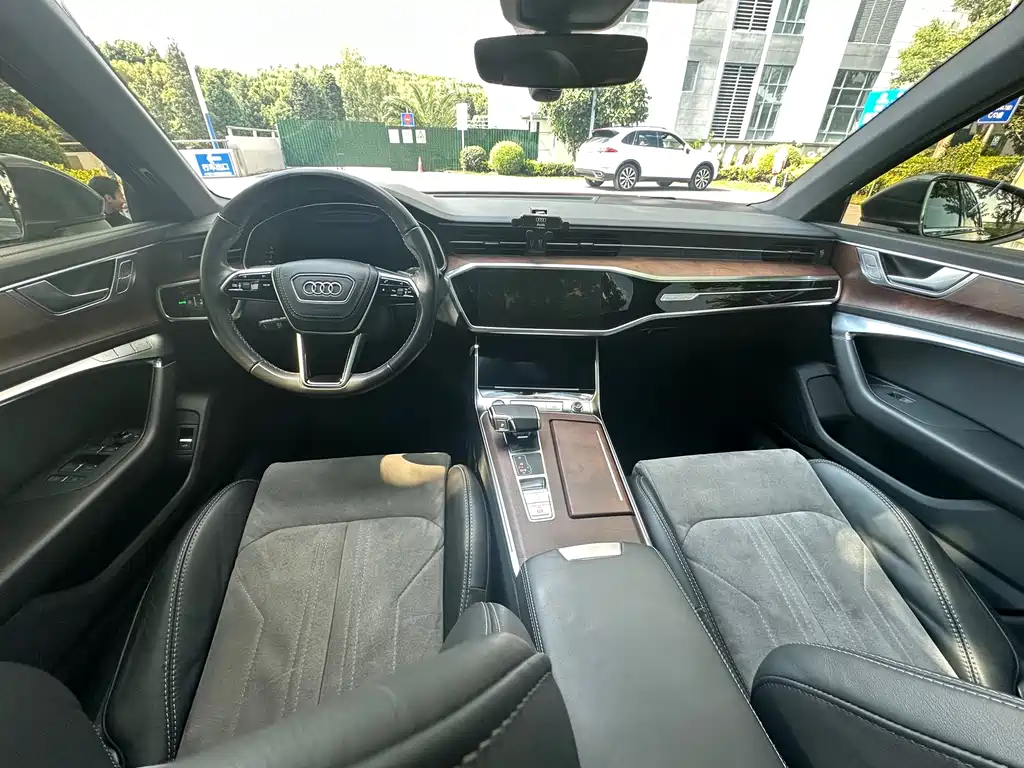 Audi A6L фото 9