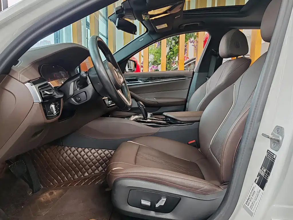 BMW 5 Series фото 7