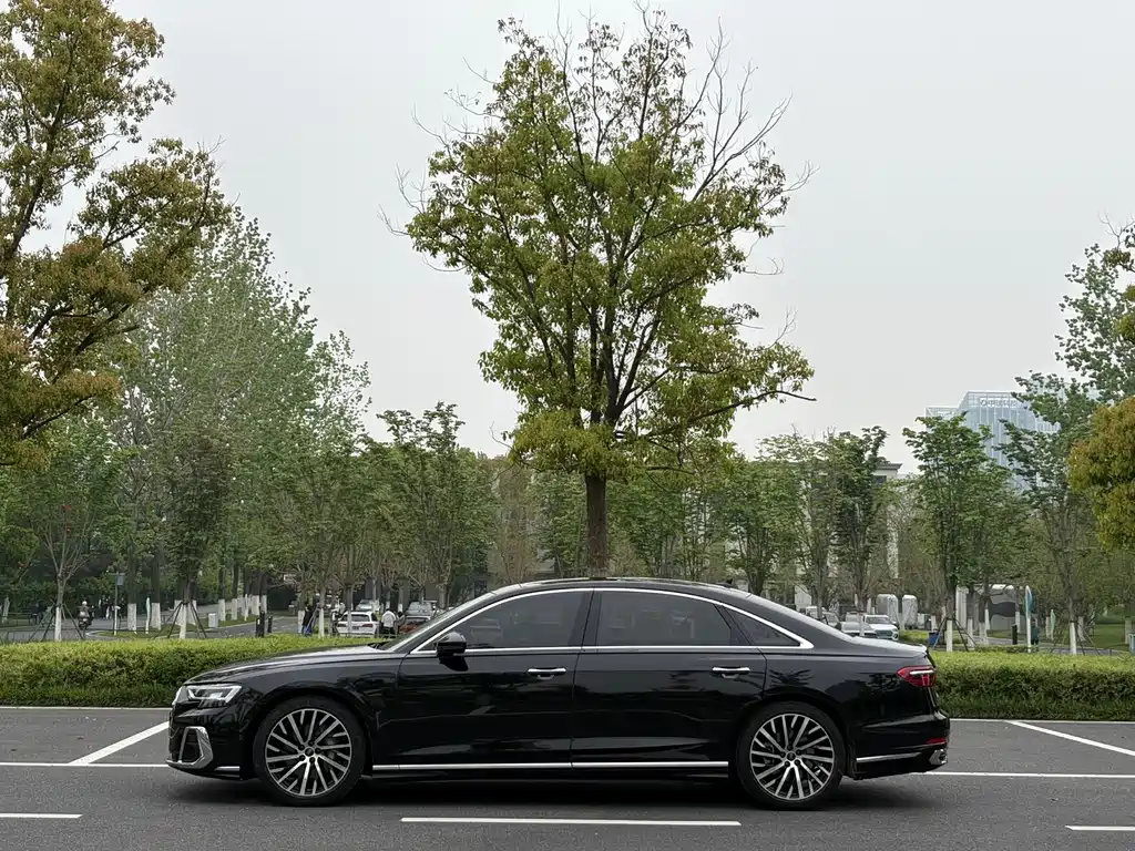 Audi A8 фото 12