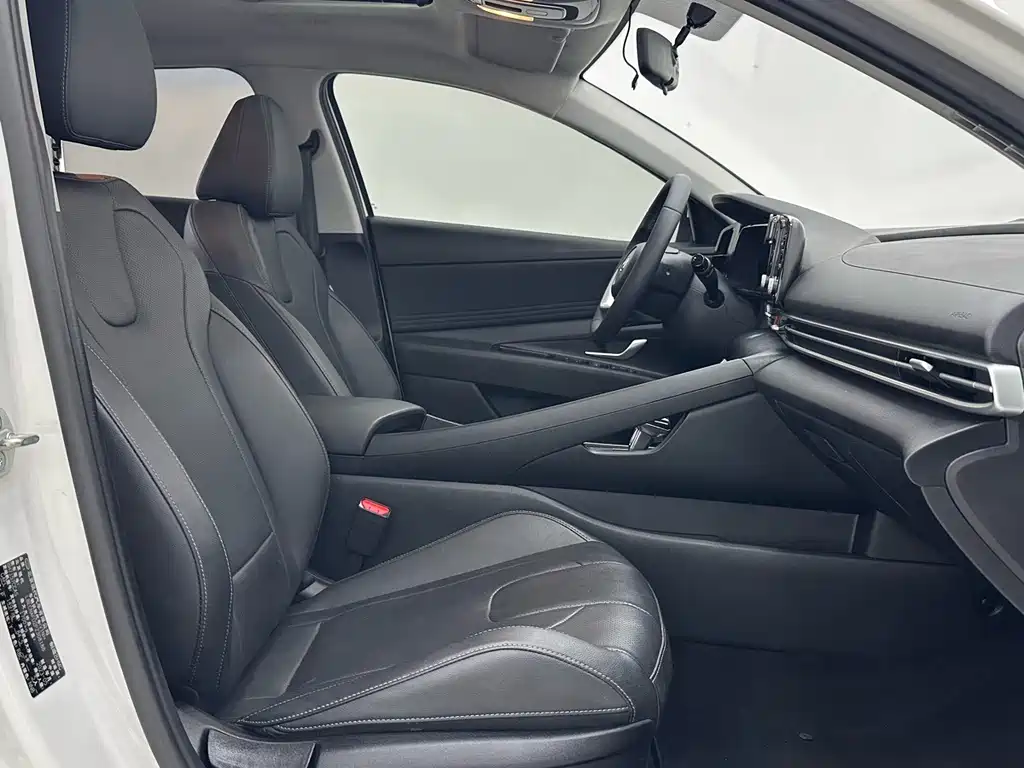 Hyundai Elantra фото 9