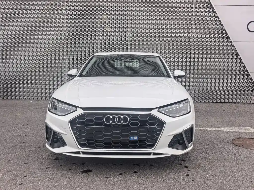Audi A4L 2023 — фото автомобиля