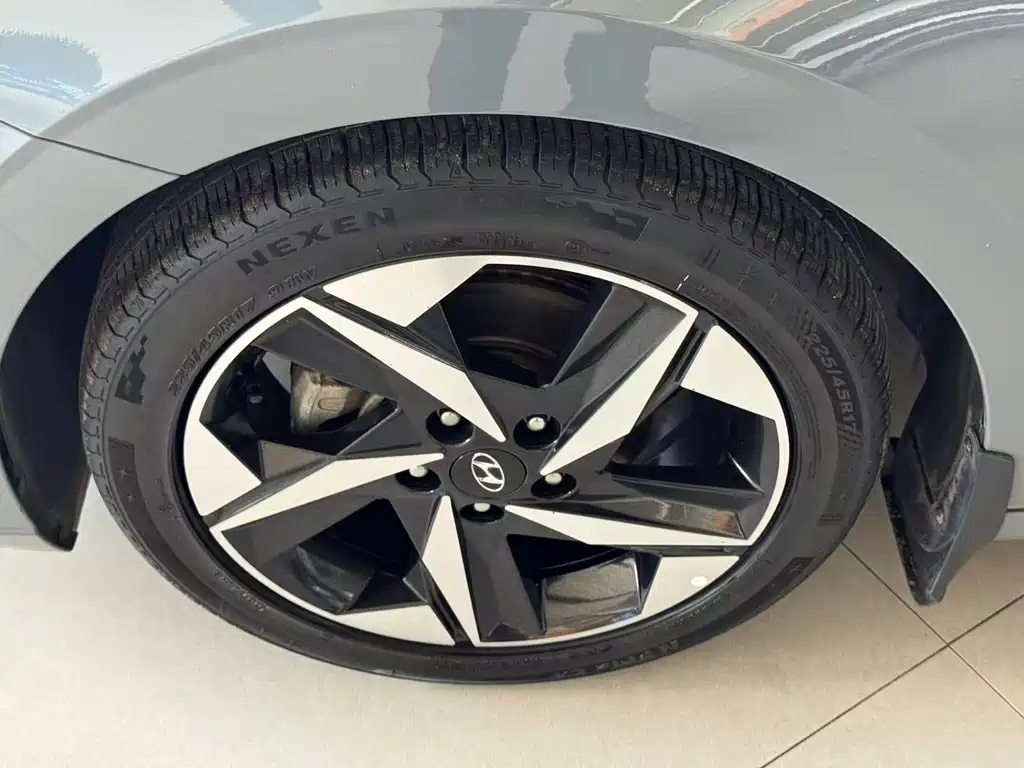 Hyundai Elantra фото 3