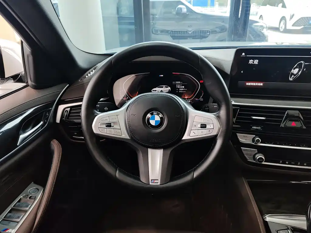 BMW 5 Series фото 10