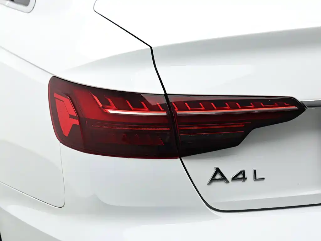 Audi A4L фото 7