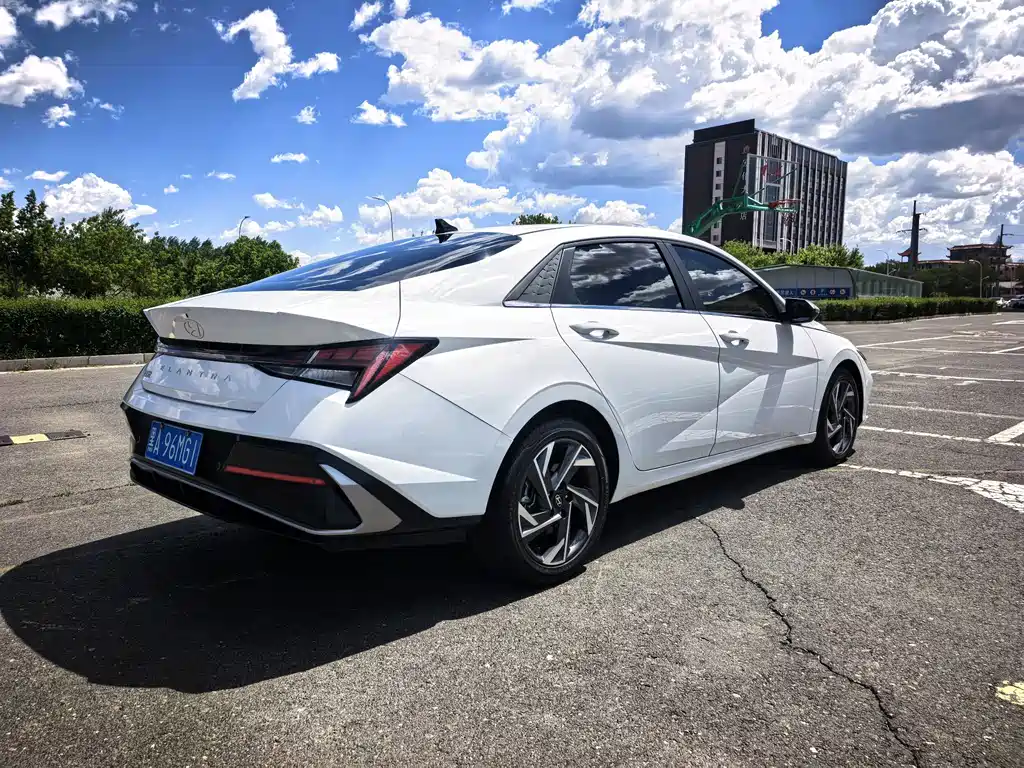Hyundai Elantra фото 6