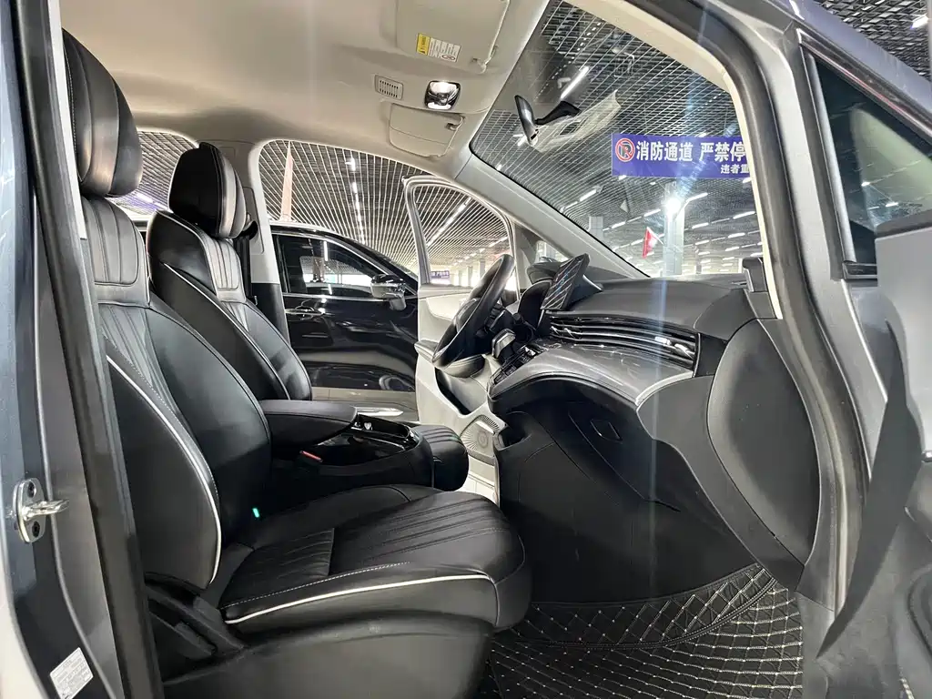 Roewe iMAX8 фото 9