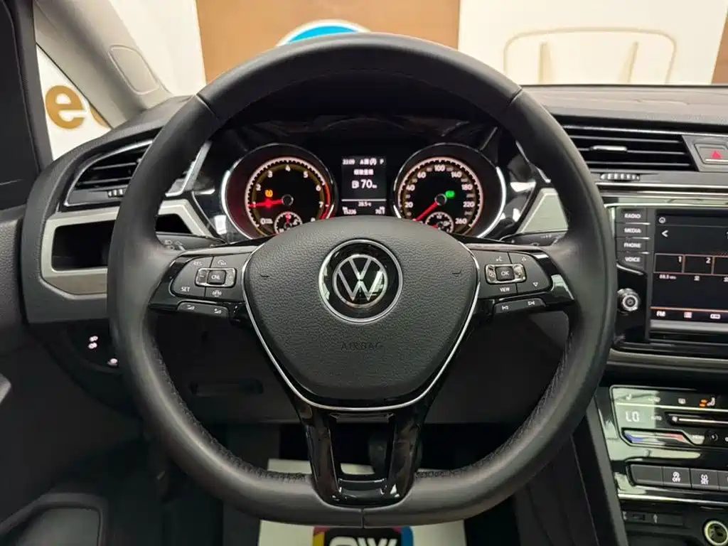Volkswagen Touran фото 11