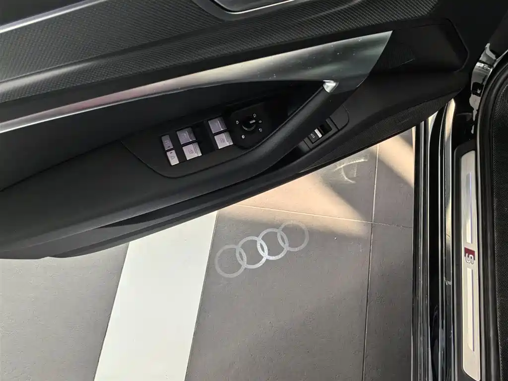 Audi A6L фото 12