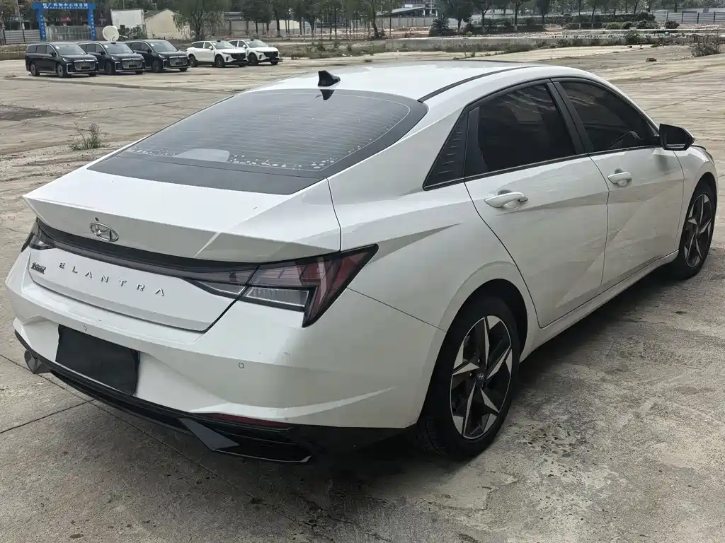 Hyundai Elantra фото 9