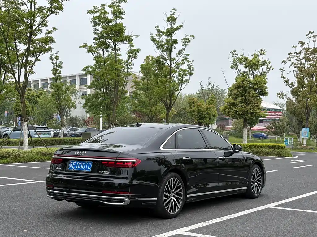 Audi A8 фото 4