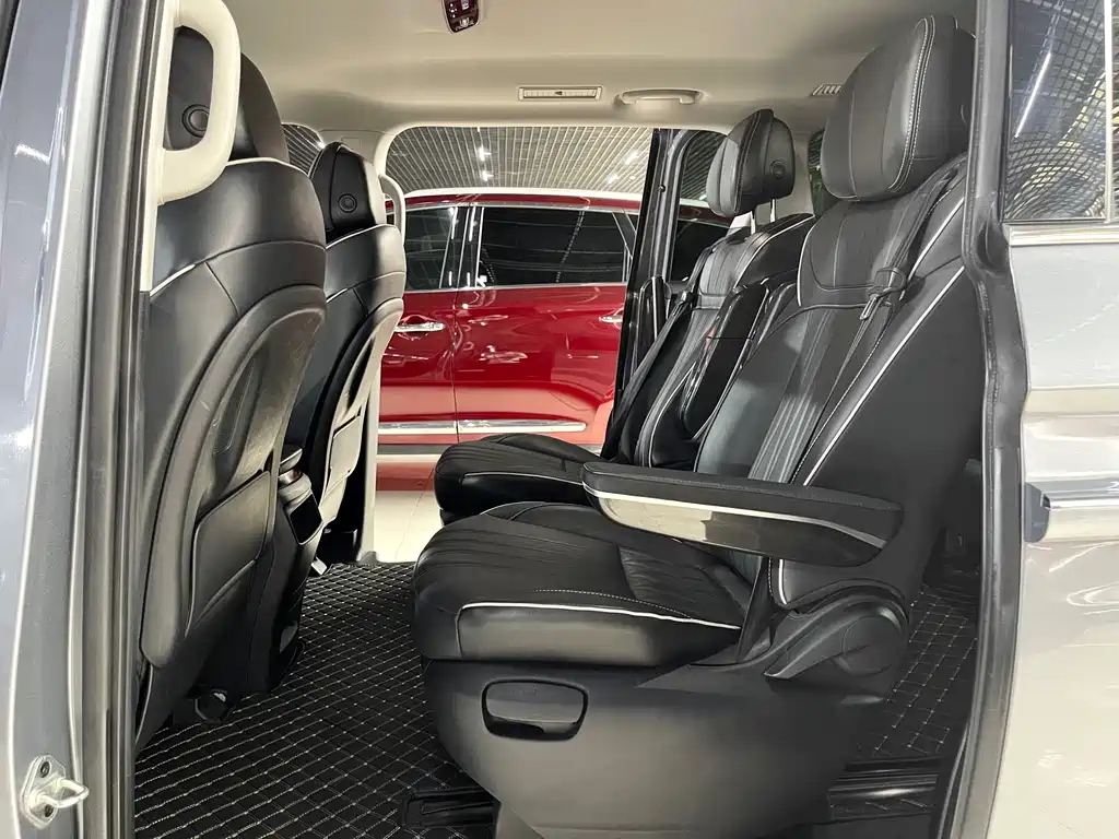 Roewe iMAX8 фото 10