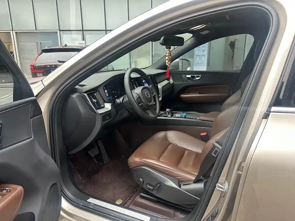 Volvo XC60 фото 8