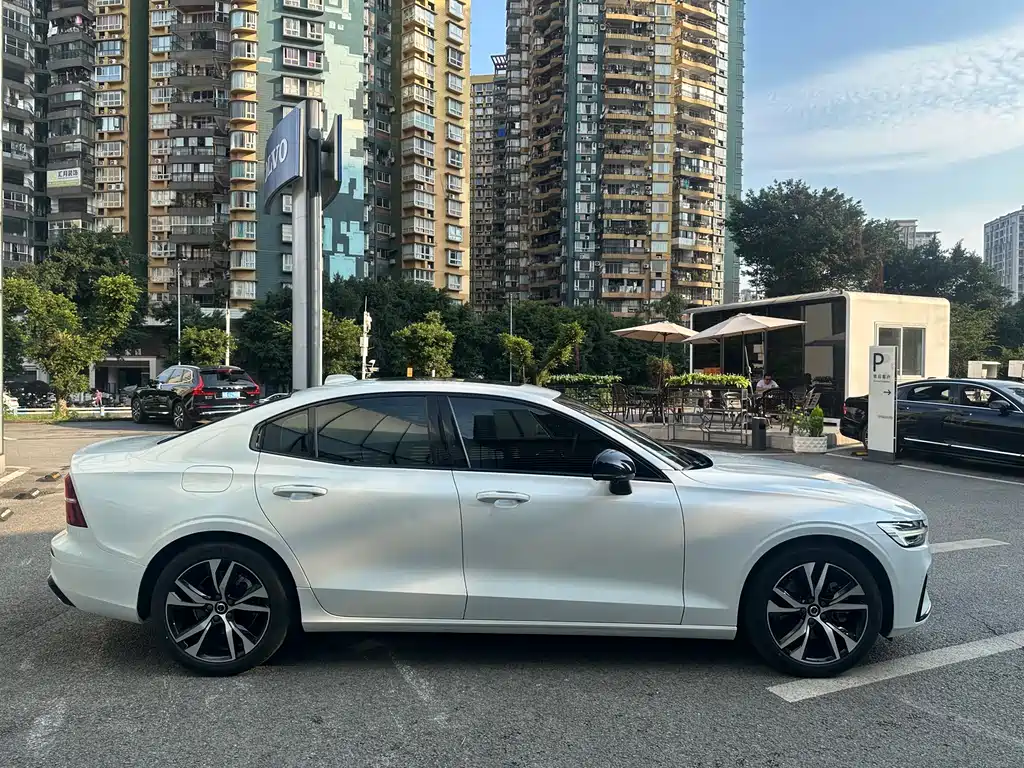 Volvo S60 фото 4