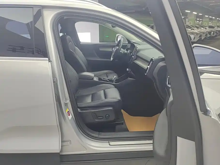 Volvo XC40 фото 8