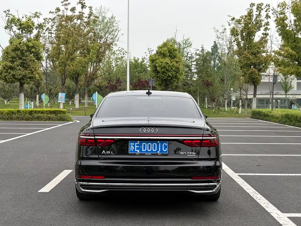 Audi A8 фото 5