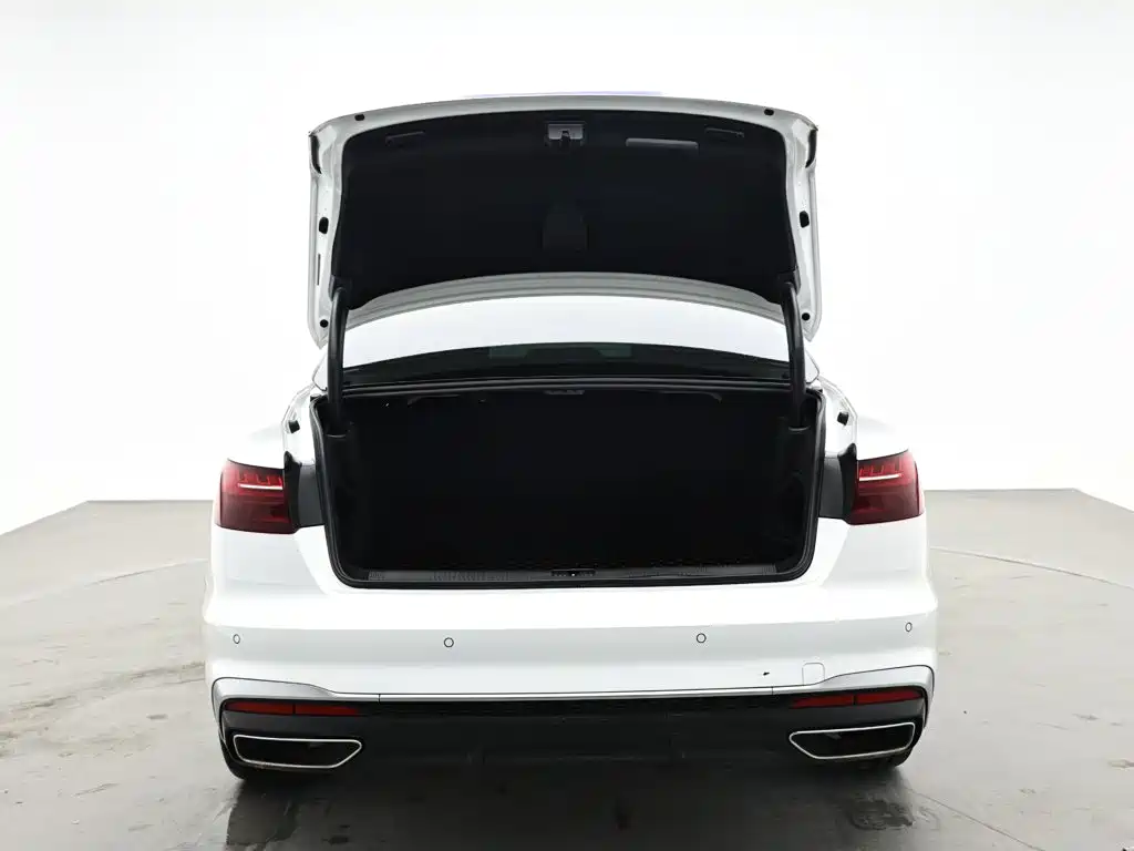 Audi A4L фото 8