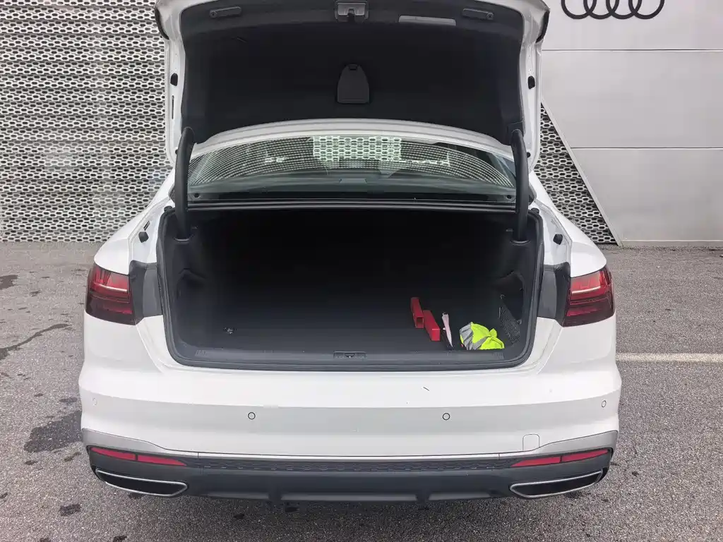 Audi A4L фото 8