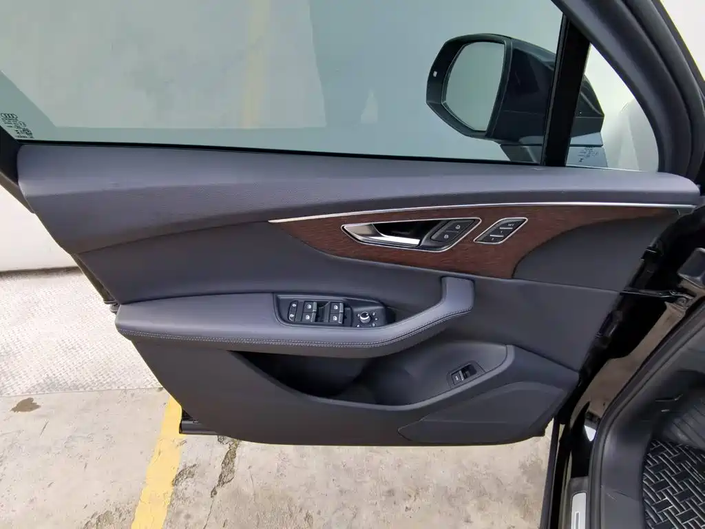 Audi Q7 фото 12