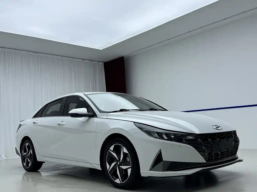 Hyundai Elantra фото 3