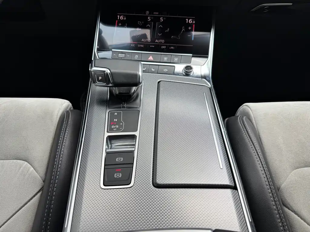 Audi A6L фото 11