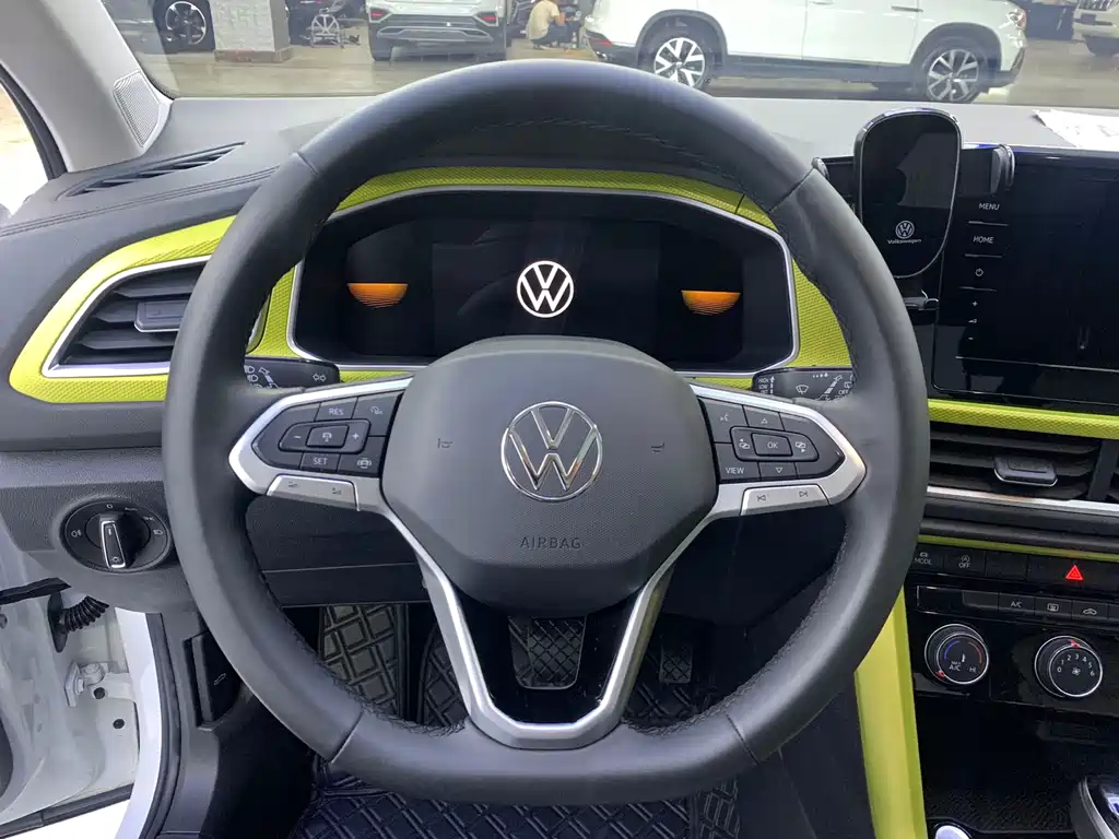 Volkswagen T-ROCTange фото 6