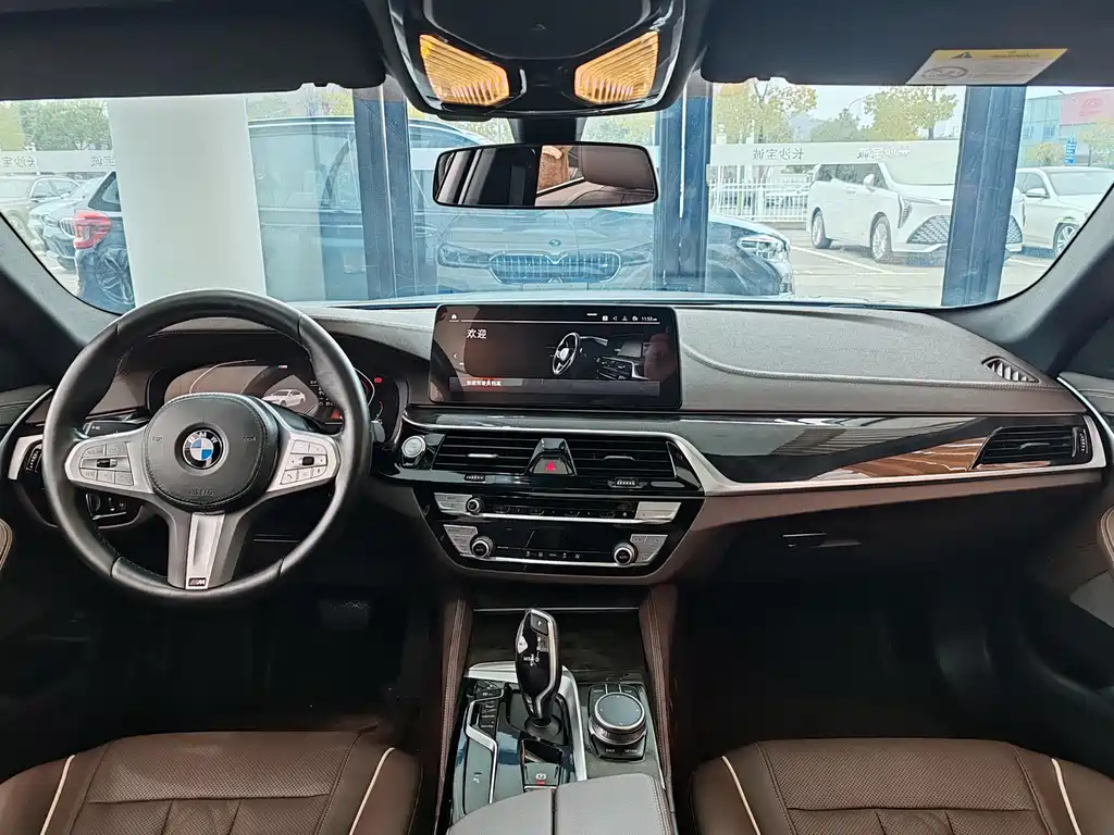 BMW 5 Series фото 9