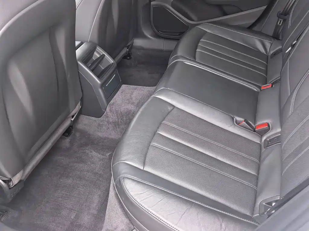 Audi A4L фото 5