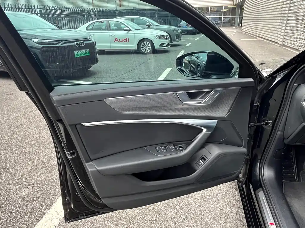 Audi A6L фото 8
