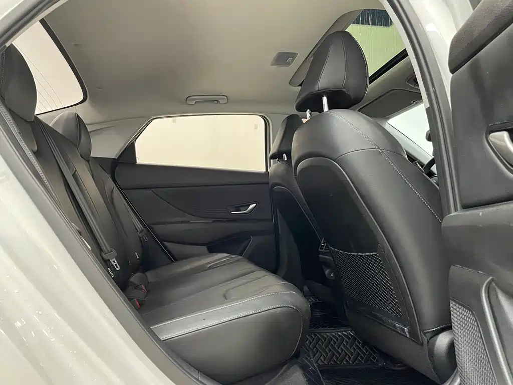 Hyundai Elantra фото 12