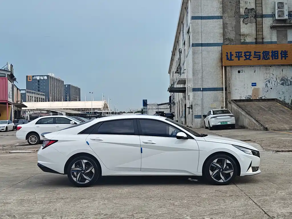 Hyundai Elantra фото 8